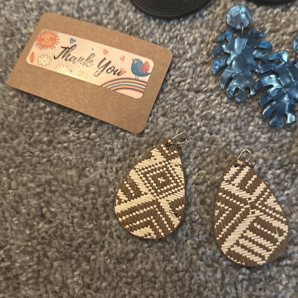 4 pair Earring bundle! - Picture 4 of 4